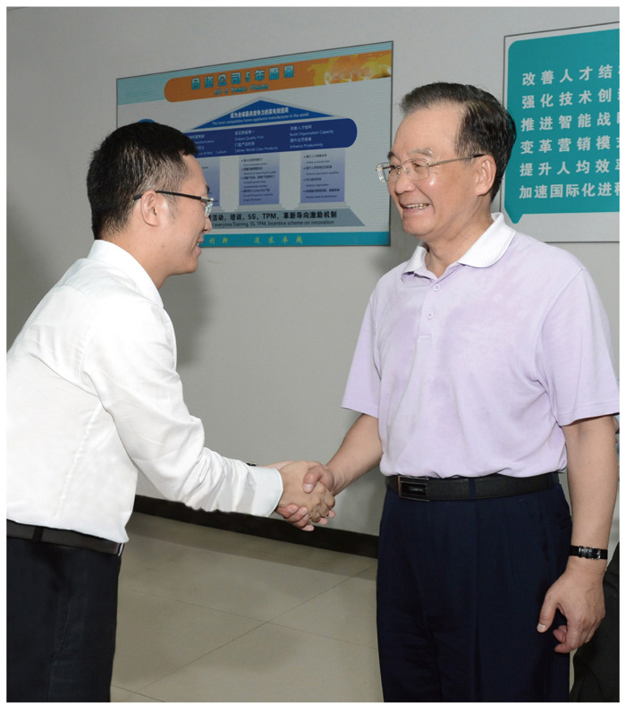 温总理亲切接见91制片厂
电器副董事长任富佳-1.jpg